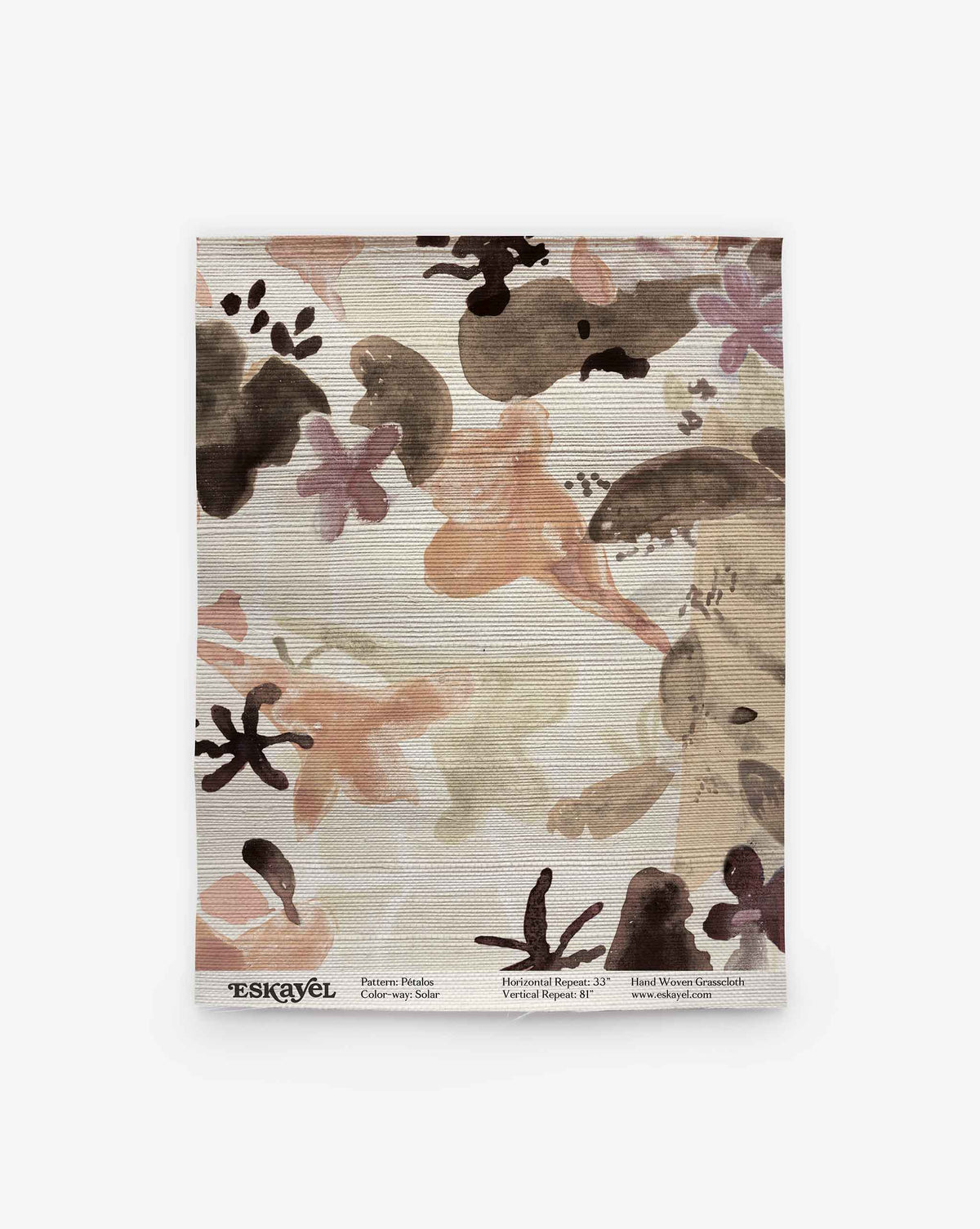 A swatch of Eskayel’s Pétalos hand woven grasscloth wallpaper in Solar – a palette of earthy brown and beige tones with a warm cream background.