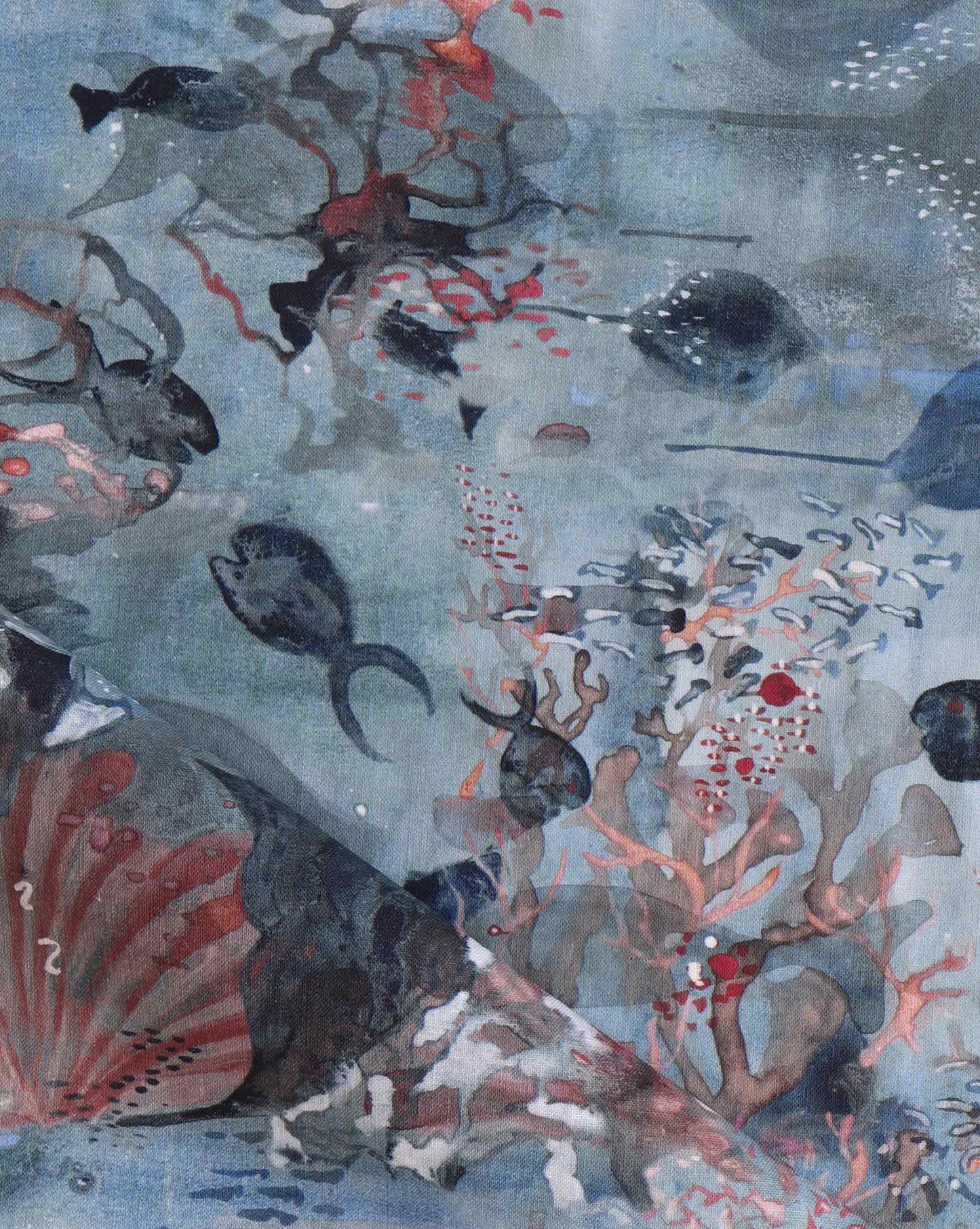 Eskayel’s Atoll fabric pattern in the Ocean colorway provides a background of blue.