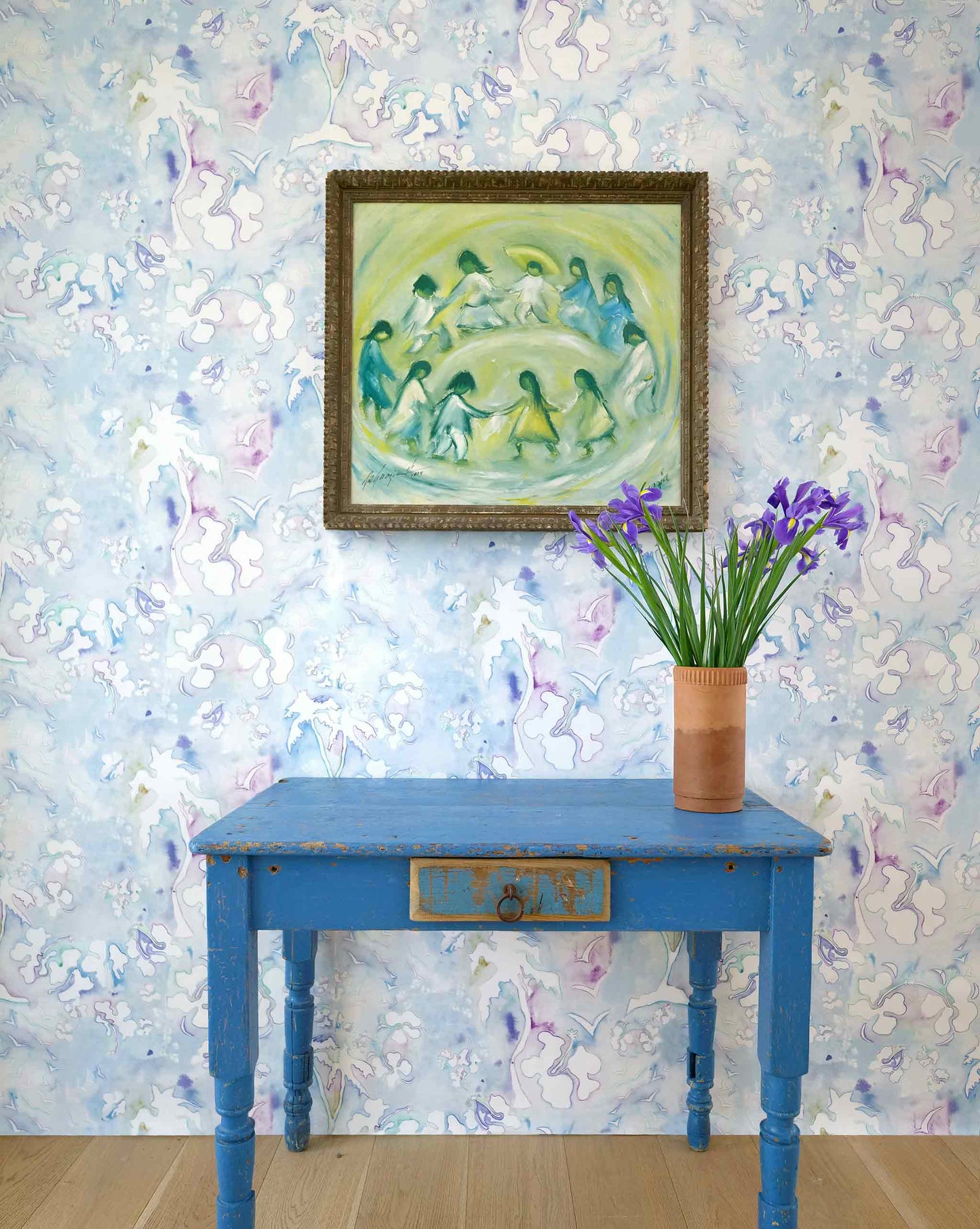 Eskayel's kokomo wallpaper in the colorway Brisa with its base color of blue with hints of complementary colors installed in an entryway.