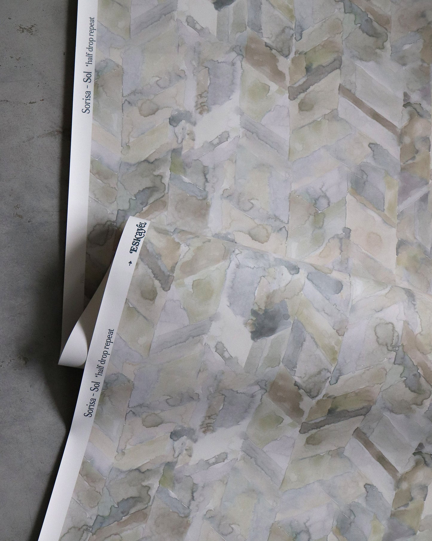 A Sorisa Wallpaper Sol with a tropical heat pattern from the Ecuatorial Geometry collection