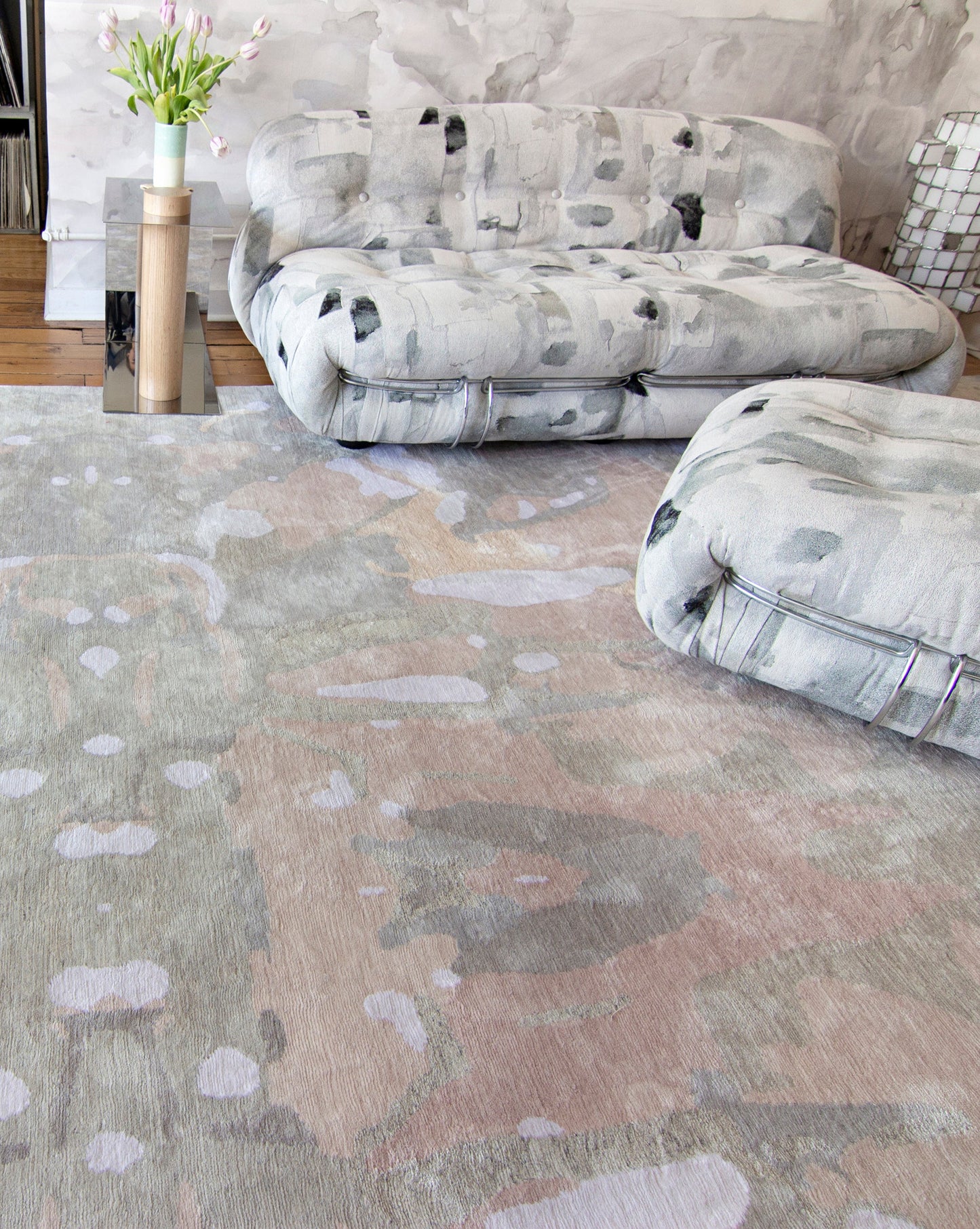 A Tamandot Hand Knotted Rug Lumier in a living room
