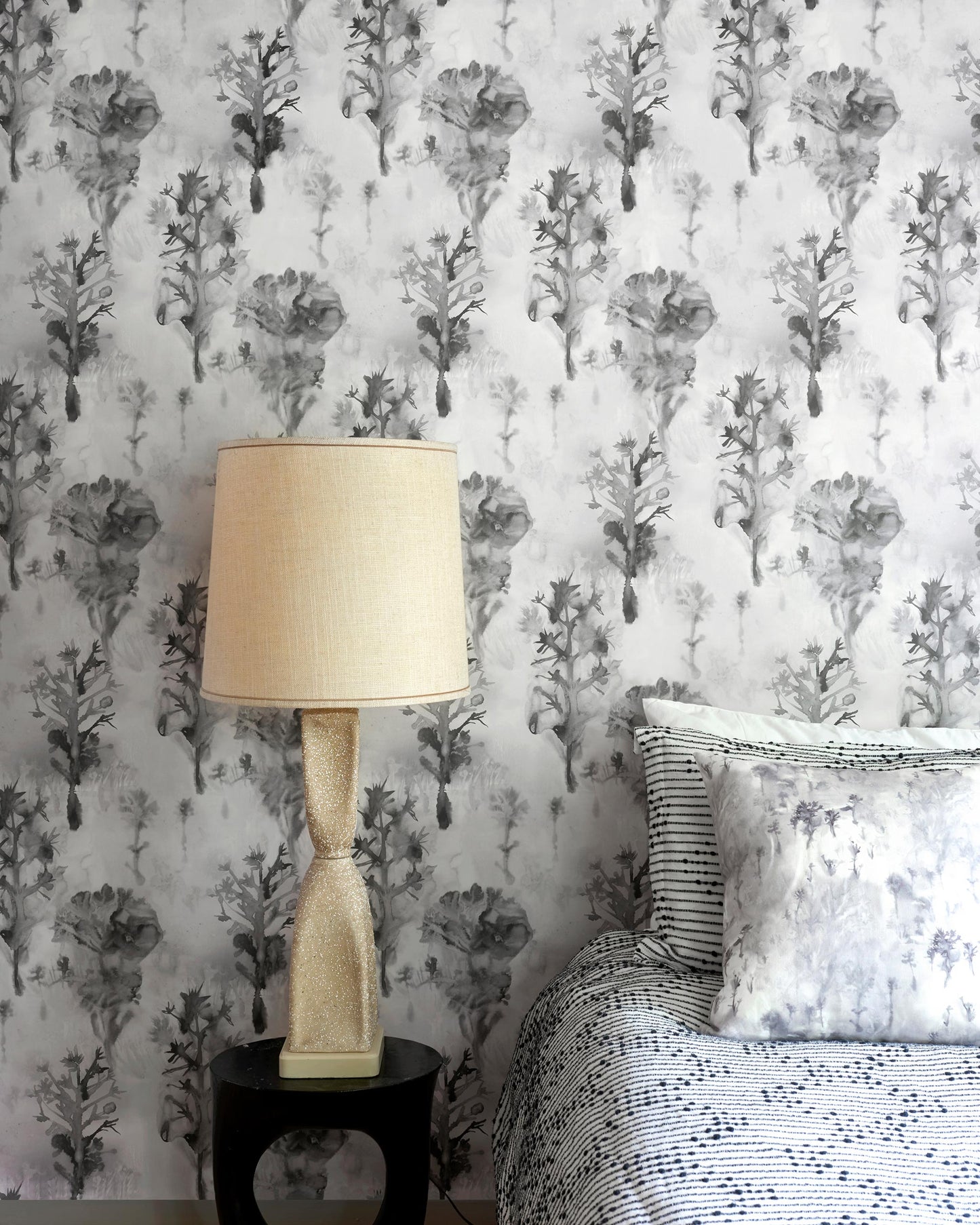 A bedroom with Aionas Wallpaper Phyllite