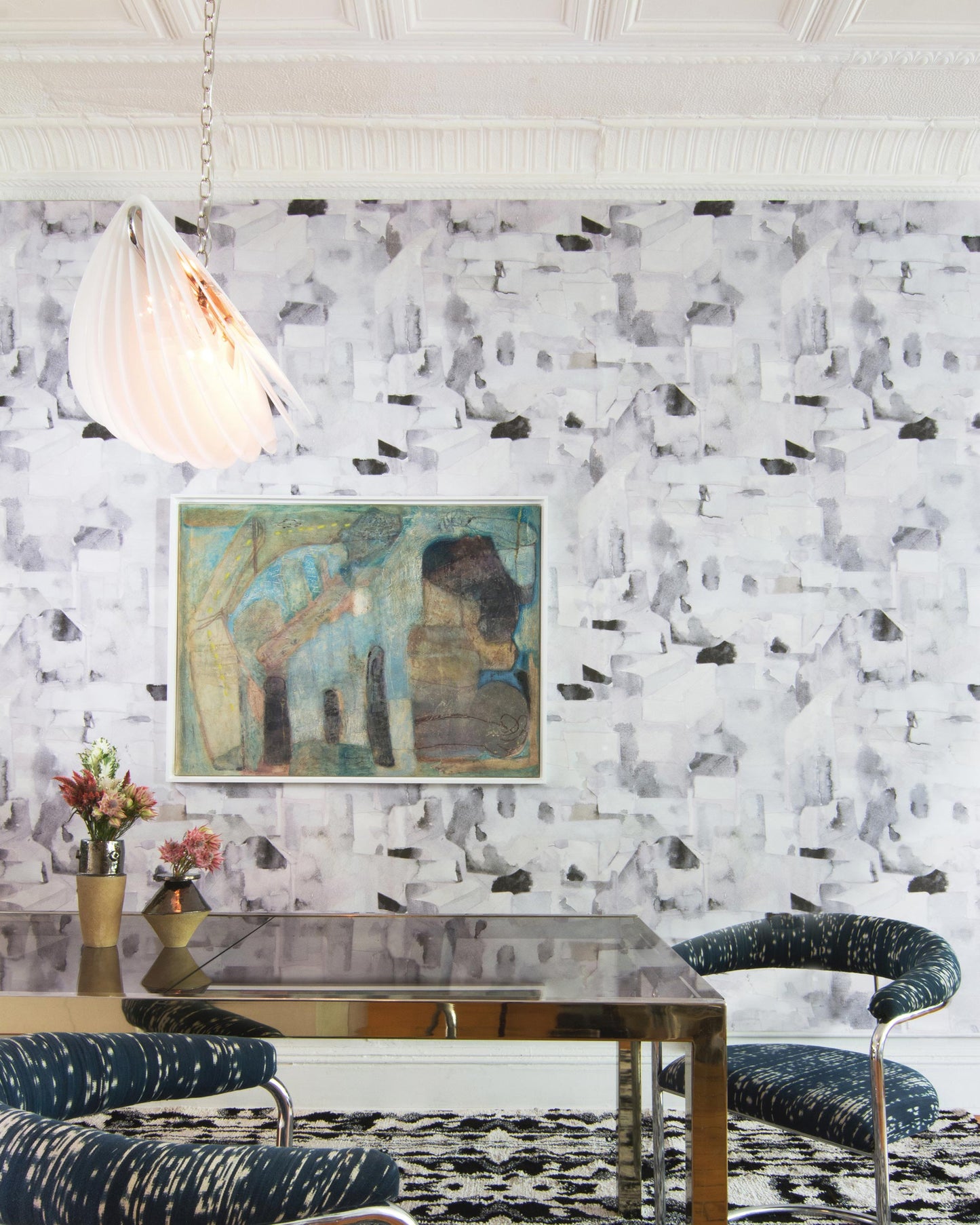 A dining room with a Medina Wallpaper Blanca table and chairs in Medina