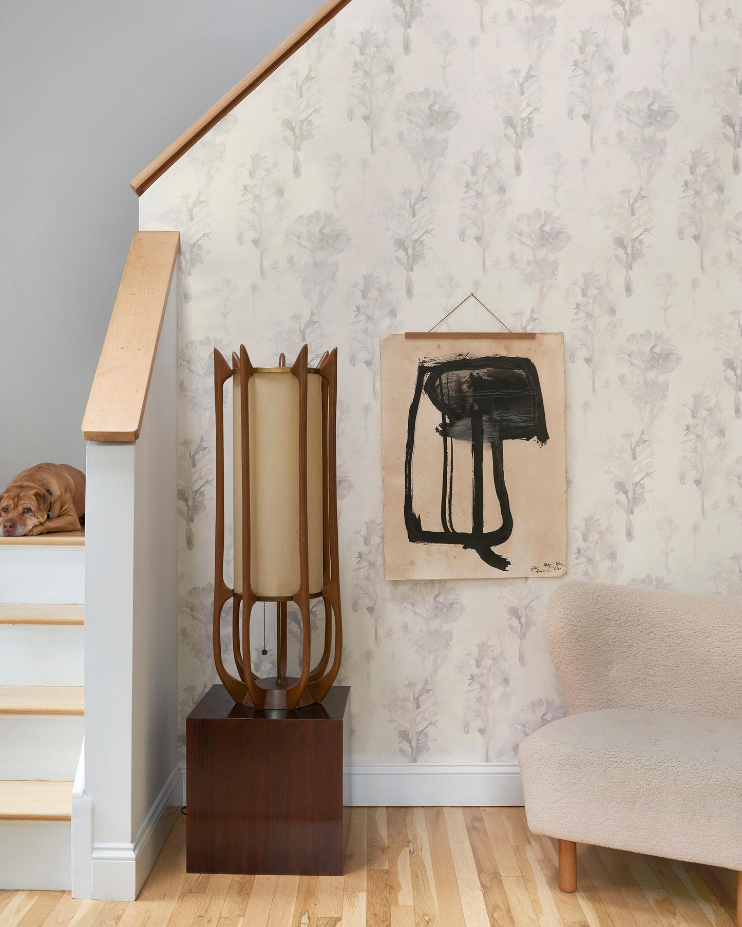 A living room with a wooden floor and the Aionas Wallpaper Sol