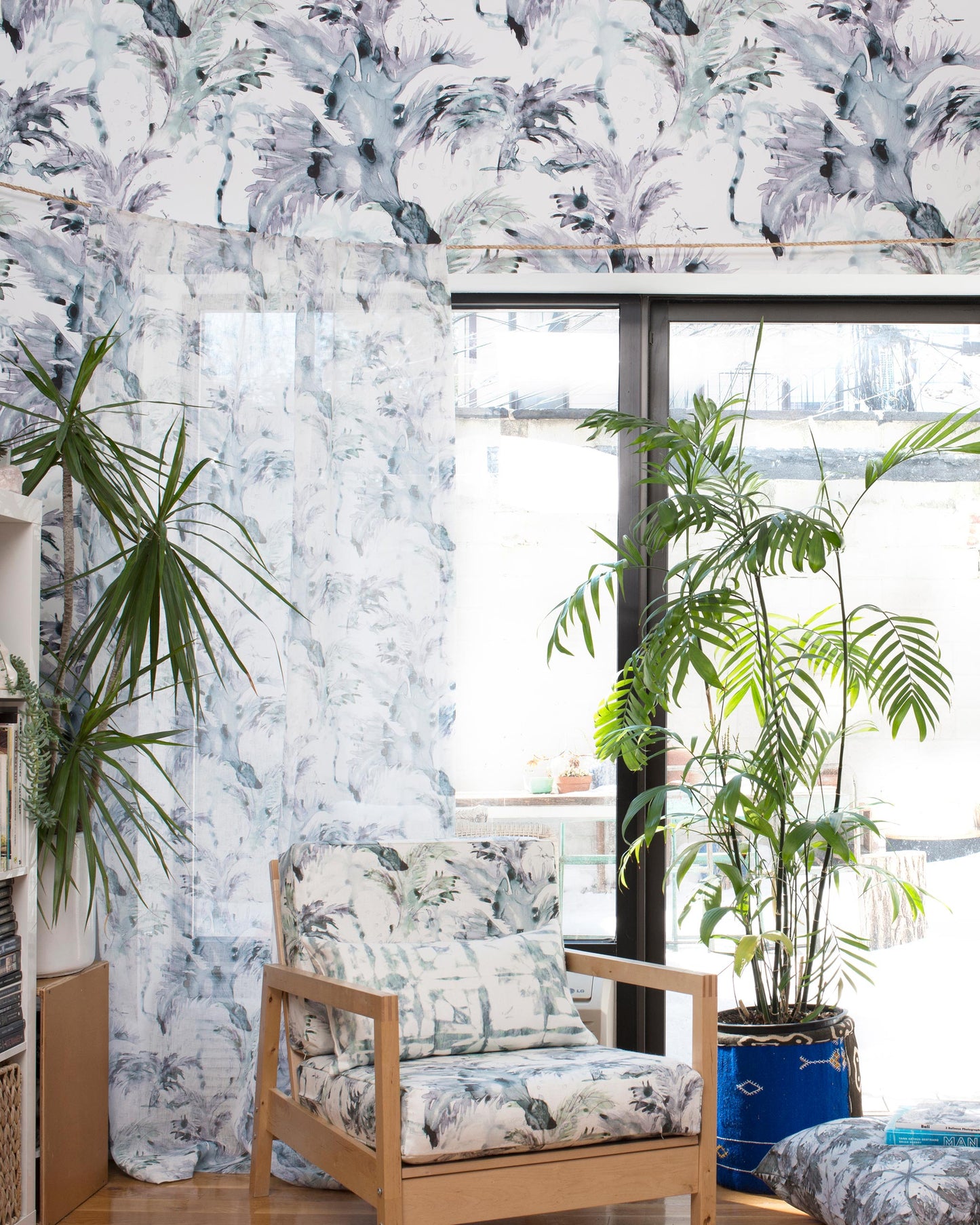 A living room with a large window and Cocos Wallpaper Chloros