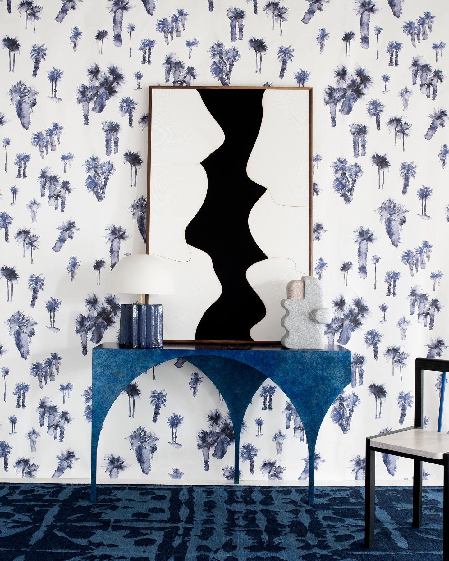A room with Perfect Palm Wallpaper Midnight fabric and a mirror