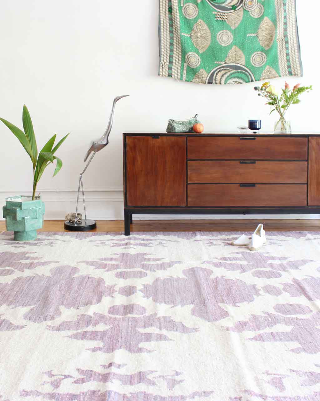 A room with a Dance Flatweave Rug Rooster from the Lora Collection and a white dresser
