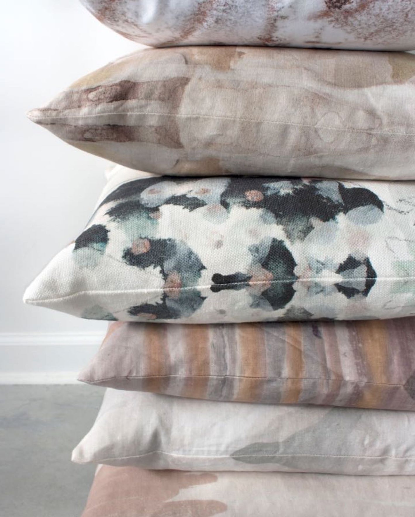 A stack of pillows stacked on top of each other