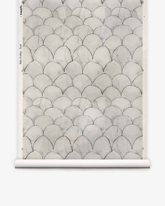 Baby Scallop Grasscloth||Dusk: A roll of grasscloth wallpaper with overlapping scallop-shaped geometric motifs on a light gray background.