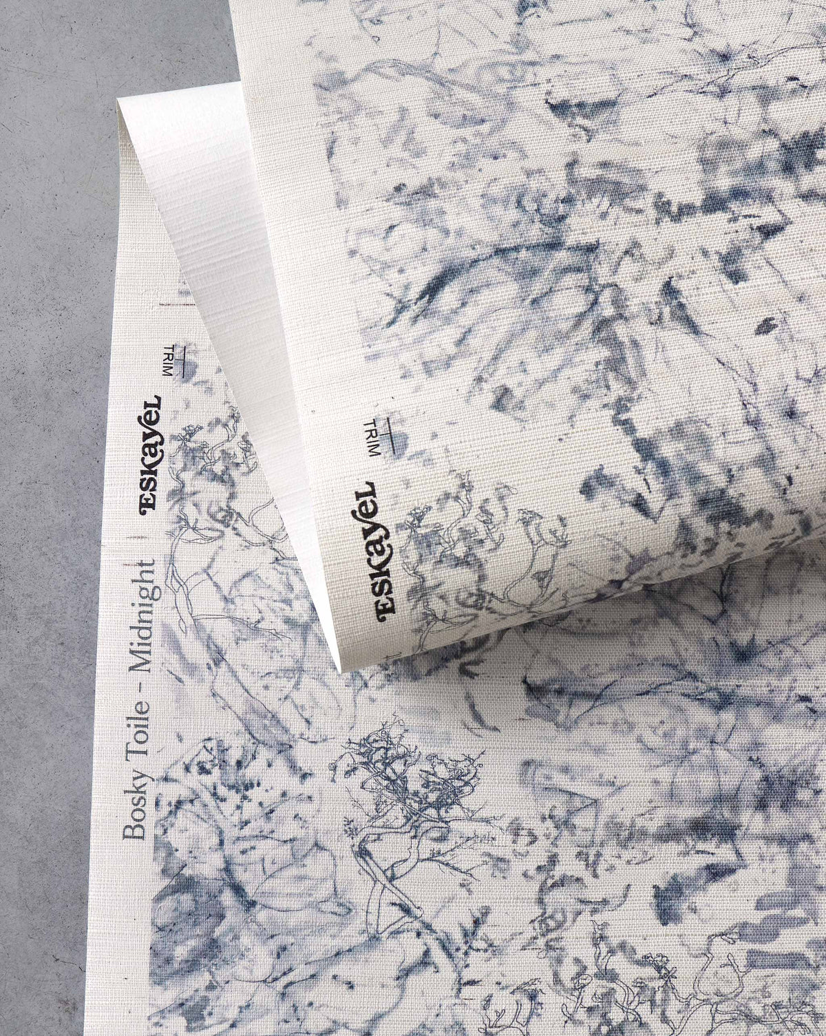 Bosky Toile Grasscloth||Midnight fabric swatch featuring a blue and white forest toile watercolor wallpaper pattern on an off-white background.
