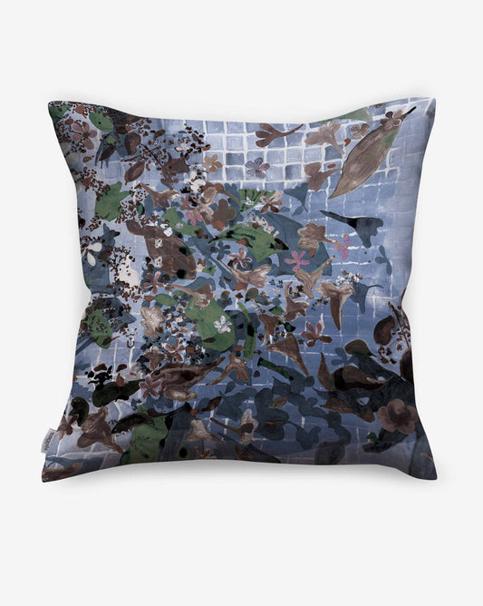 Eskayel Pétalos pillows in the Tidepool colorway provide an immersive blue palette.