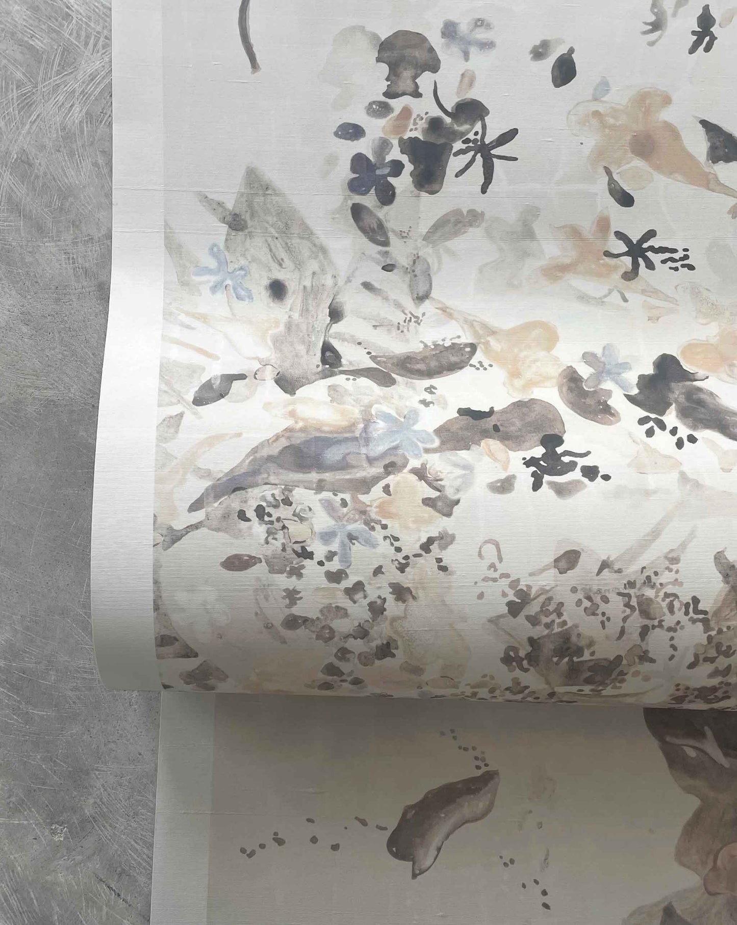 Shown flowing off a roll, Eskayel’s Pétalos silk wallpaper in Sand Dollar is a neutral palette of pearl, cream, and oyster tones.