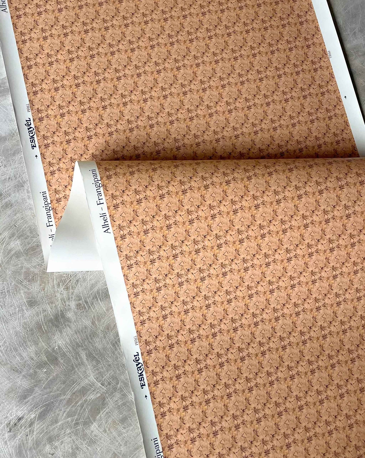 Eskayel’s Alhelí wallpaper, a tiny repeating pattern inspired by tropical living, in the beige-based colorway Frangipani.