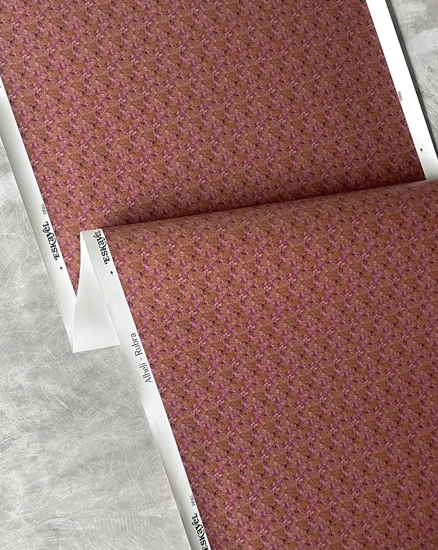 Alhelí wallpaper flowy fold, a tiny repeating pattern inspired by tropical living, in the brown-based colorway Rubra | Eskayel