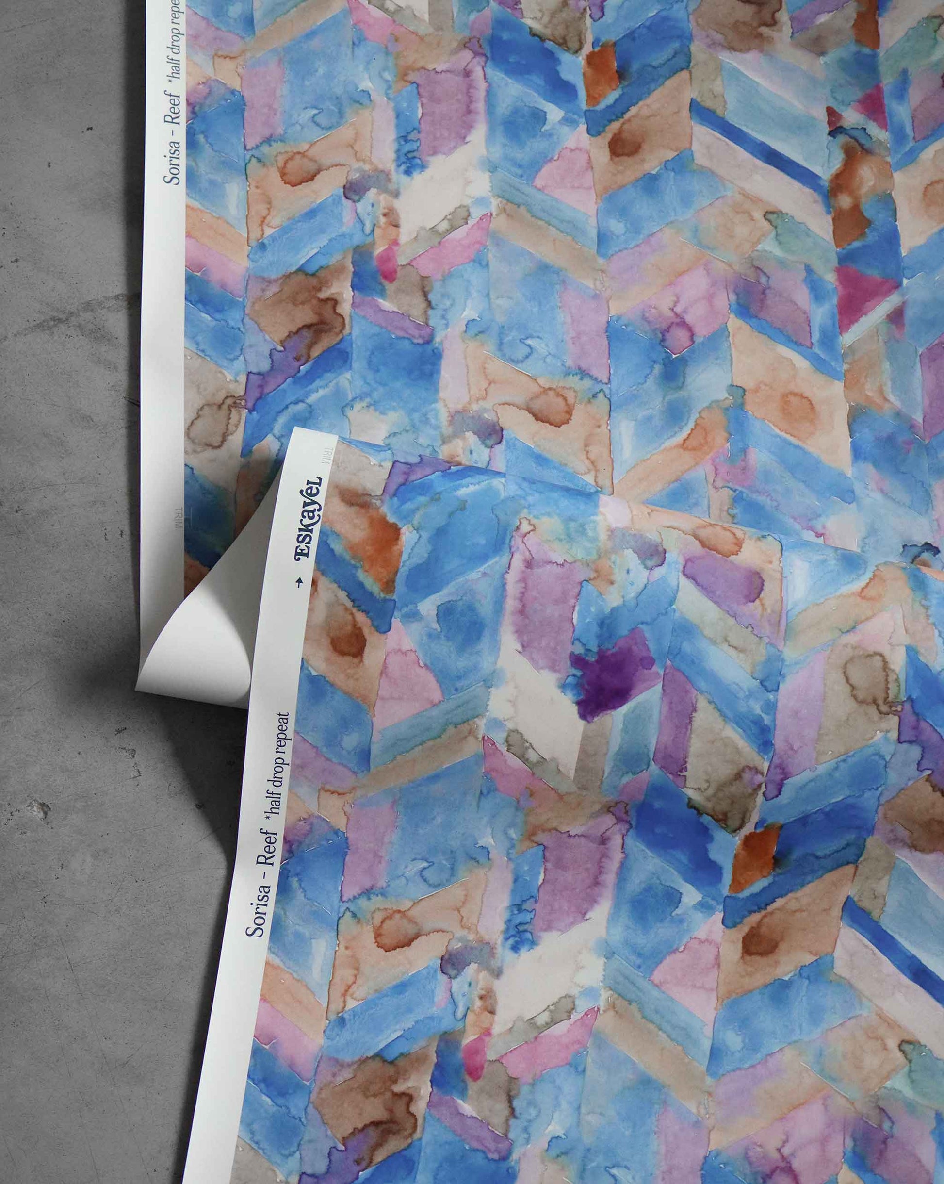 A Sorisa Wallpaper in the Reef colorway from the Ecuatorial Geometry collection
