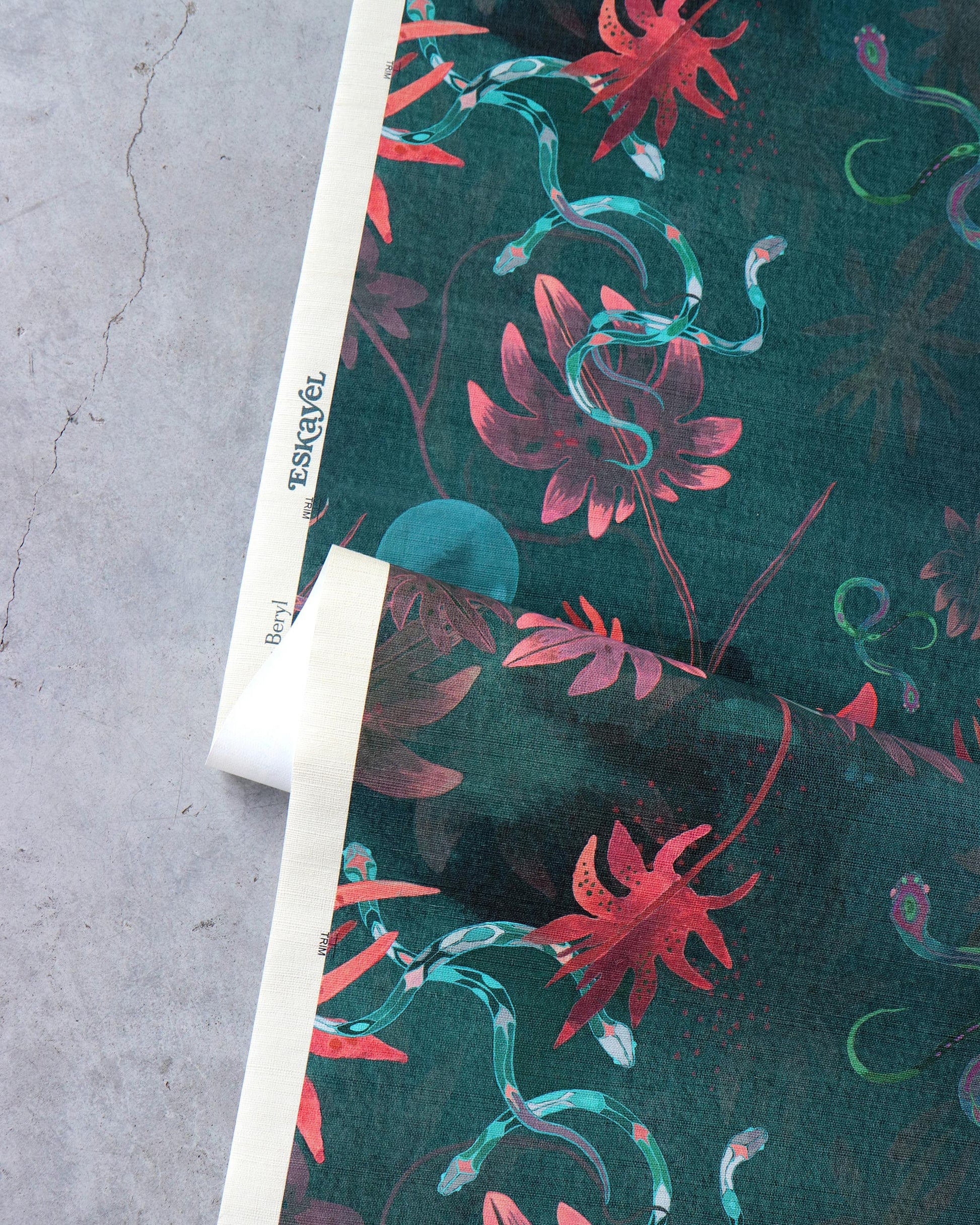 A Edera Grasscloth Beryl chinoiserie-inspired pattern fabric with red and green flowers on it