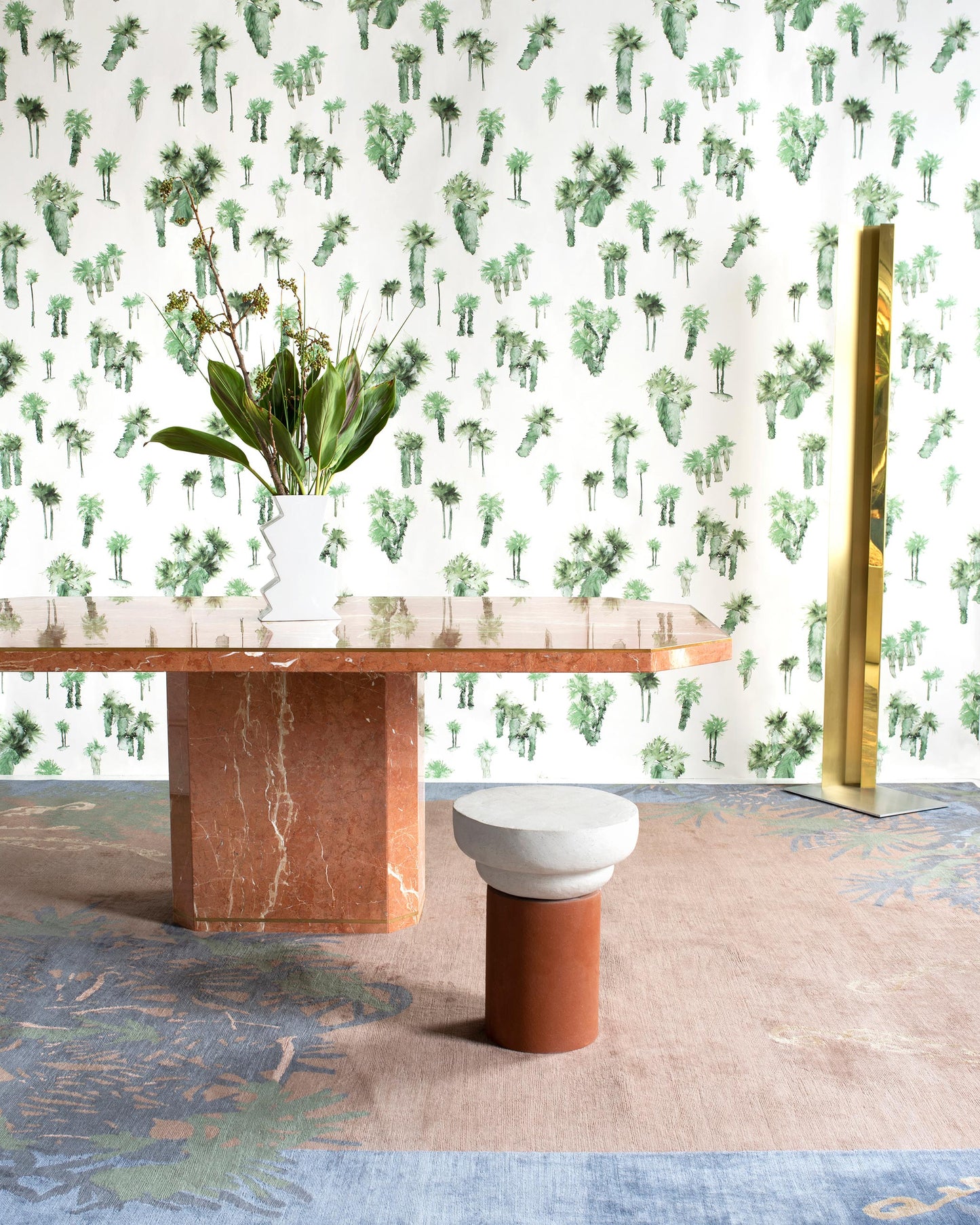 A room with a Perfect Palm Wallpaper Chloros and a marble table