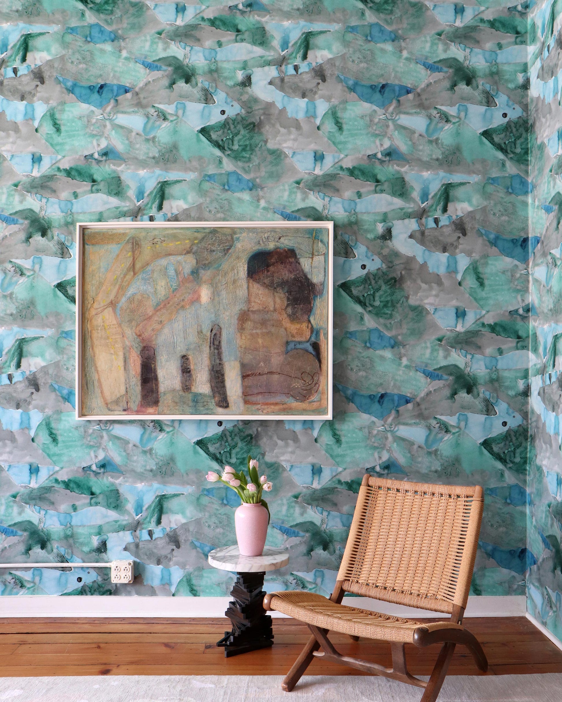 A room with a chair and Mani Wallpaper Gulf on the wall